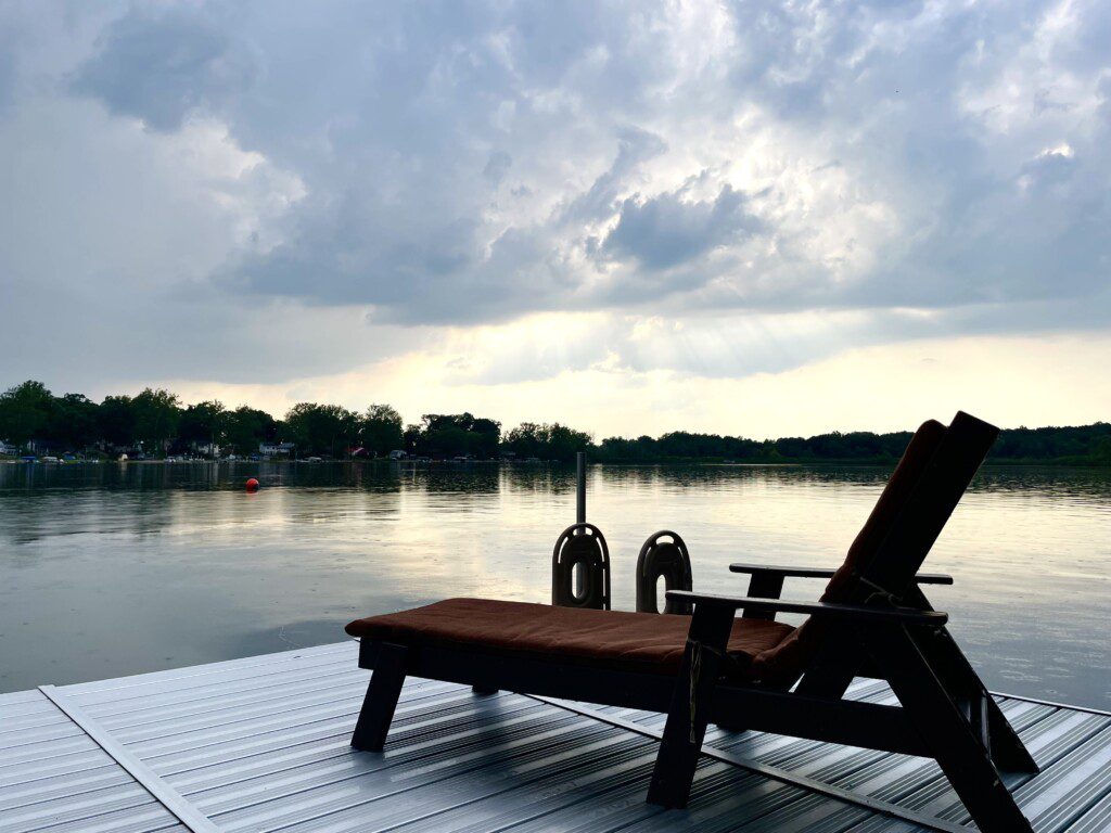 The Waldron Lake Retreat: enjoy our private pier/dock - swim off the end, dock your boat, start your kayak adventure, sit front row to amazing sunsets!