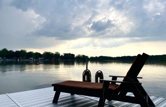 The Waldron Lake Retreat: enjoy our private pier/dock - swim off the end, dock your boat, start your kayak adventure, sit front row to amazing sunsets!