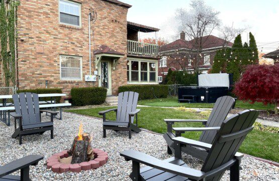 TheBrickHouse Backyard Oasis - hot tub, grill, lights, firepit (complementary firewood provided), privacy fence, did I mention HOT TUB!!??