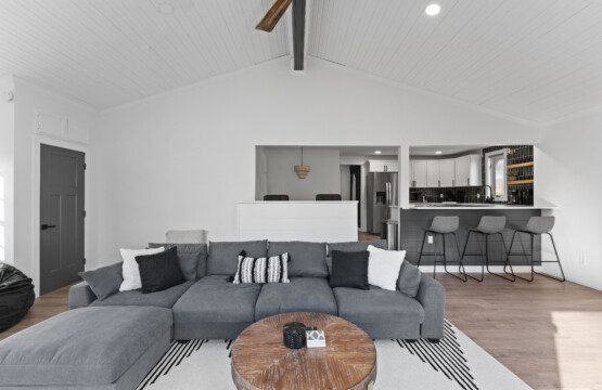 Game day or family movie night? 📺🍿 Notre Dame Pool Haus has the perfect setup to relax after a full day of poolside fun. Your comfy family retreat awaits!