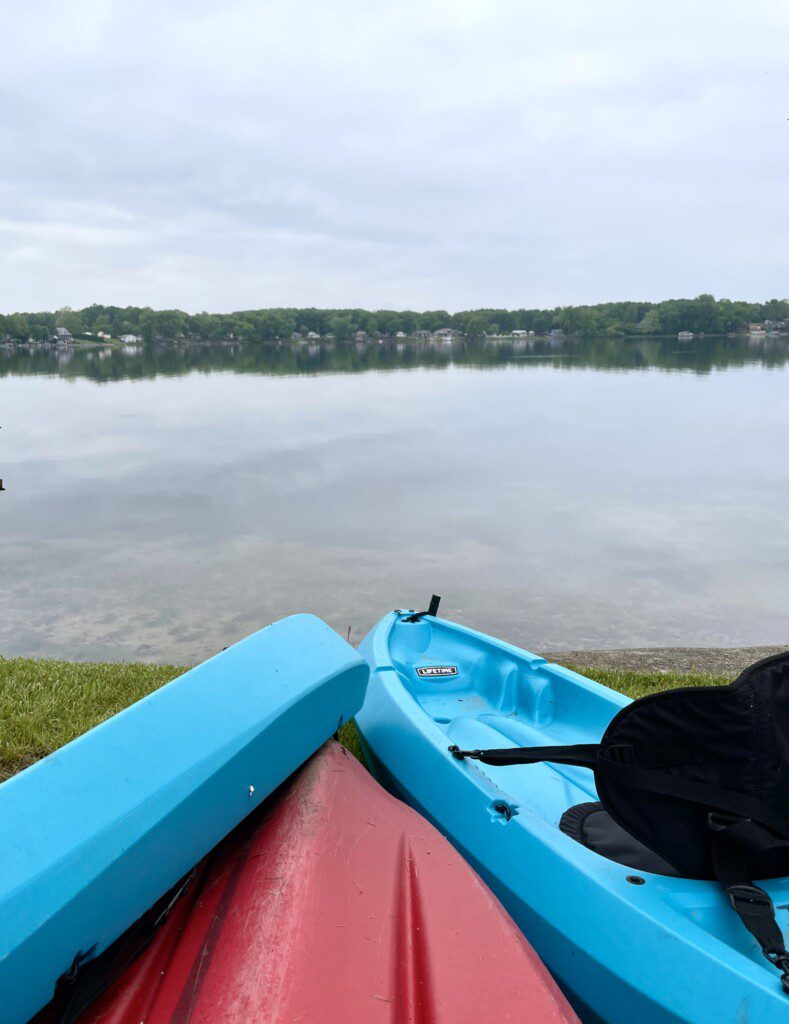 Stone Lake Cottage Retreat: Enjoy the best of lake life from our three provided kayaks! Very peaceful lake!