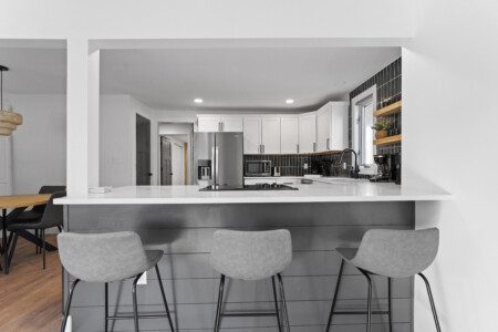 Cook, connect, & create memories 🍳☕ The modern kitchen at Notre Dame Pool Haus is fully equipped for family meals, morning coffee, or late-night snacks. Your home away from home awaits!