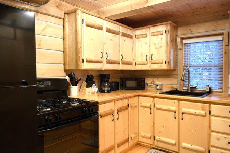 🍳 Fully stocked kitchen: includes pots, pans, utensils, and more! Enjoy homemade meals or morning coffee in cozy cabin style. Imagine yourself cooking here! 🍴