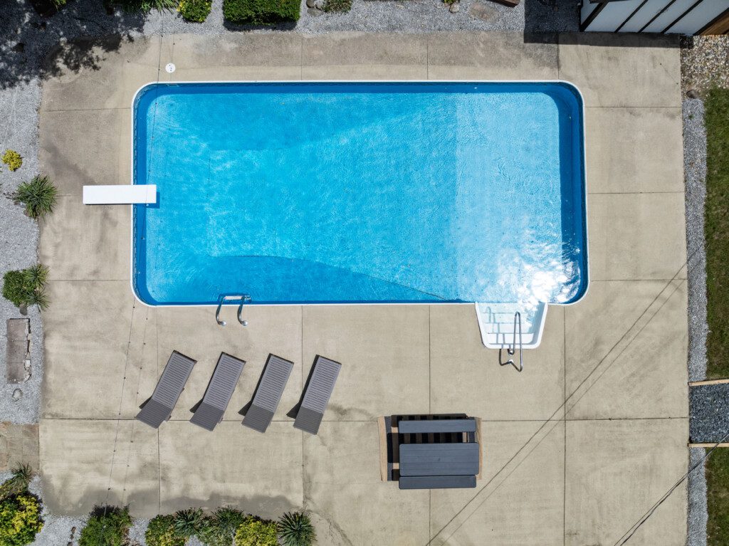 Why choose between fun & relaxation when you can have both? 🌊🔥 Notre Dame Pool Haus has a private pool, hot tub, fire pit & games.