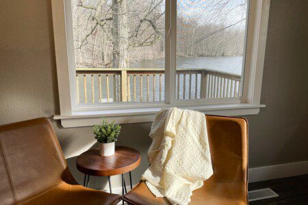 The Pigeon River Retreat: Sip a cup of provided coffee in your living room overlooking a beautiful scene outside!