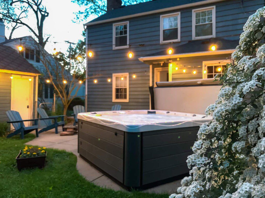 Backyard Retreat - Hot tub! Enjoy a quiet night around the fire! There is a grate on the firepit to grill up your favorites!!