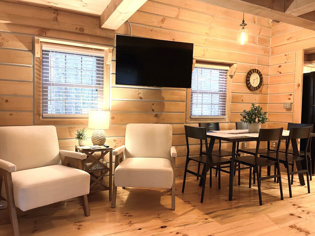 🌲 Relax and unwind in cabin style with a 55" RokuTV and all the modern conveniences. From streaming your favorite shows to family game night, Valley Hills Cabin offers the best of both worlds! 🍿✨