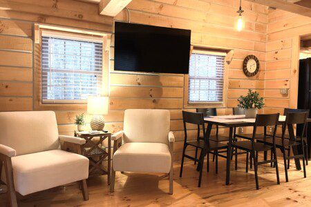 🌲 Relax and unwind in cabin style with a 55" RokuTV and all the modern conveniences. From streaming your favorite shows to family game night, Valley Hills Cabin offers the best of both worlds! 🍿✨