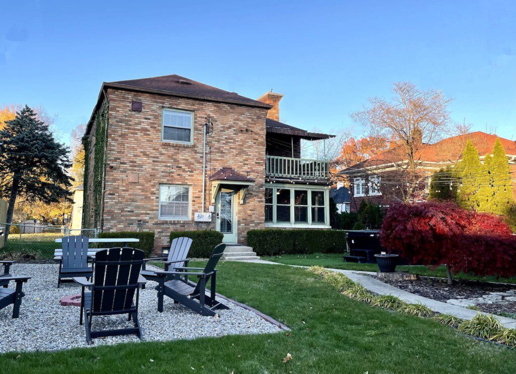 TheBrickHouse Backyard Oasis - hot tub, grill, lights, firepit (complementary firewood provided), privacy fence, did I mention HOT TUB!!??