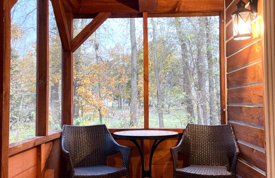 🦟🍃 Cozy up on the screened-in porch—enjoy woodland views and fresh air with no pesky bugs. The perfect spot for coffee or conversation, any time of day!