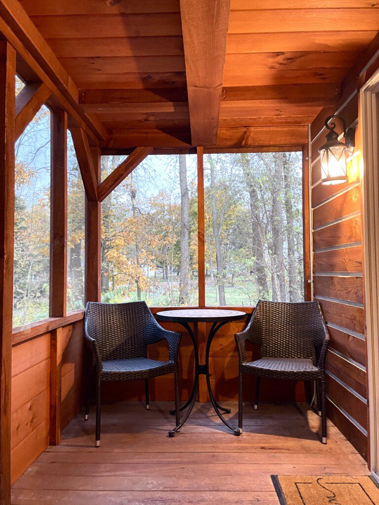 🦟🍃 Cozy up on the screened-in porch—enjoy woodland views and fresh air with no pesky bugs. The perfect spot for coffee or conversation, any time of day!