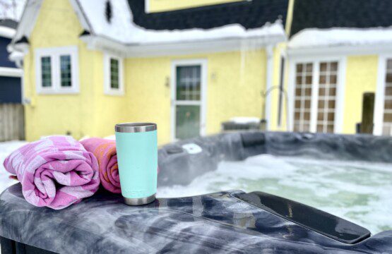 The best of both worlds — your charming cottage and your bubbling private hot tub, all yours 🏡♨️ Step outside, look up at the sky, and soak in everything this retreat has to offer.
