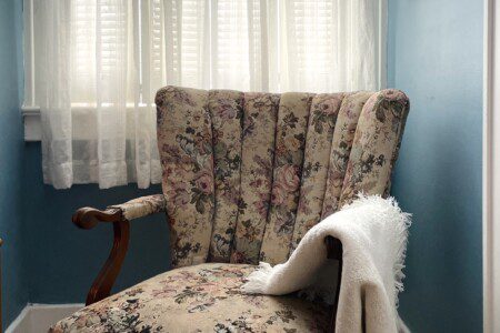 Sink into this cozy corner and let the world drift away 🌸🤍 — your favorite book, a fluffy throw, and the soft light of a quiet afternoon make this the ultimate nook to recharge.