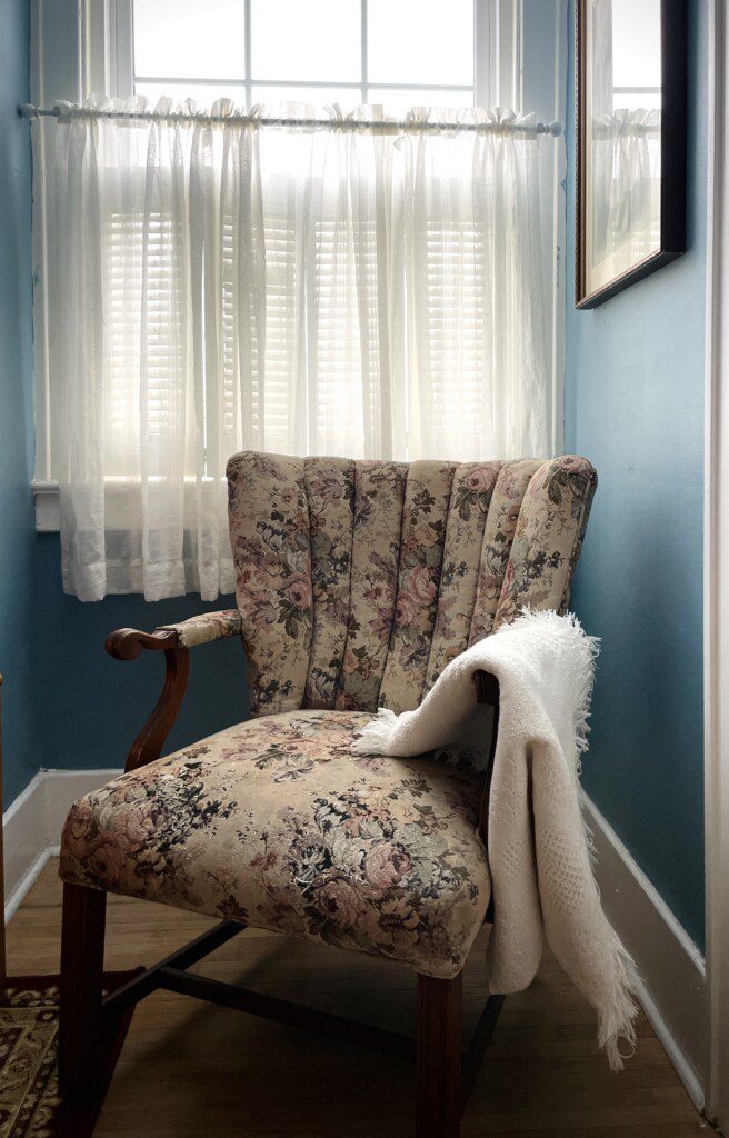 Sink into this cozy corner and let the world drift away 🌸🤍 — your favorite book, a fluffy throw, and the soft light of a quiet afternoon make this the ultimate nook to recharge.