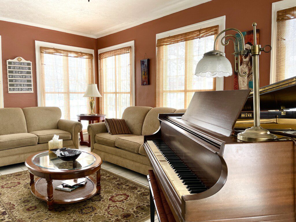 Play a melody or simply admire the elegance 🎹✨ — this stunning grand piano anchors a warm, inviting living room where you can relax, entertain, and truly feel at home in style.