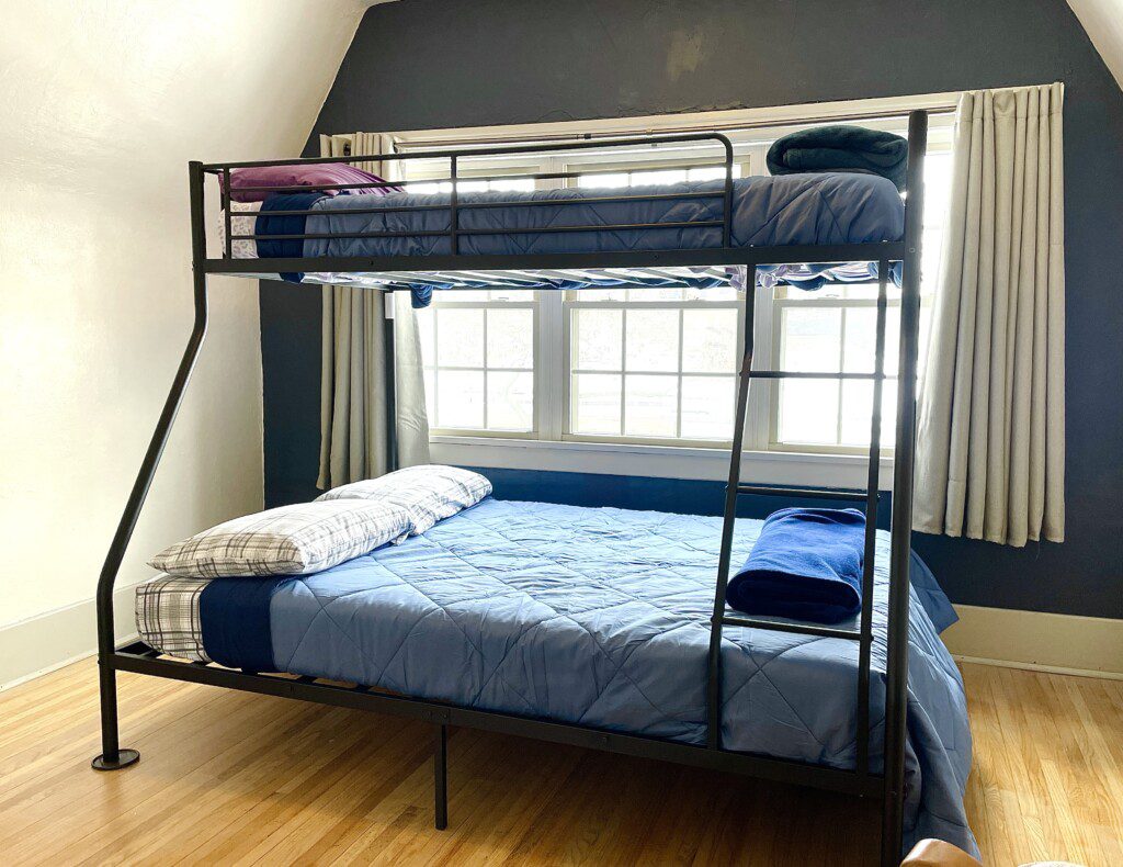 Room for everyone — your group will love this spacious bunk bed room 🏕️💙 Flooded with natural light and plenty of sleeping space, it's the perfect setup for a fun family getaway.