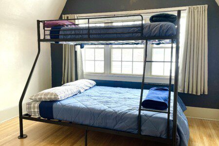 Room for everyone — your group will love this spacious bunk bed room 🏕️💙 Flooded with natural light and plenty of sleeping space, it's the perfect setup for a fun family getaway.